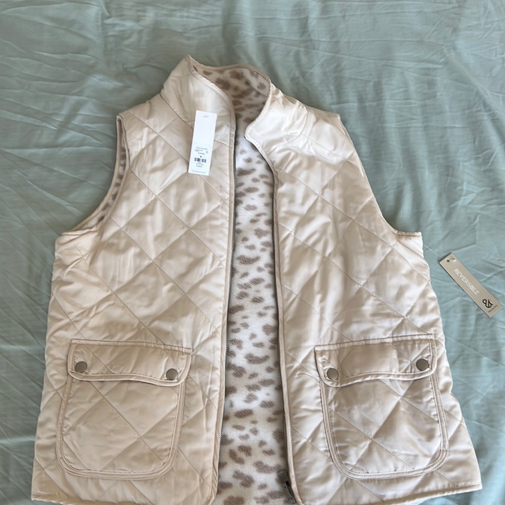 Cream colored vest from Francesca’s with tags. Size Medium.